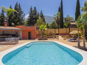- une piscine avec une fontaine dans la cour dans l'établissement Cubo's Finca Colorado, à Alhaurín el Grande