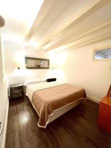バルセロナにあるルサリョー アパートメントのベッドルーム1室(大型ベッド1台付)