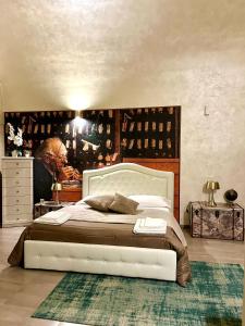 a bedroom with a white bed with a green rug at La Torre del Tempo in Turi