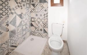 baño con aseo y pared de azulejos en Stunning Home In Ste Cecile Les Vignes With Kitchenette, en Sainte-Cécile-les-Vignes