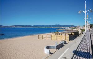 une plage de sable à côté d'un plan d'eau dans l'établissement Gorgeous Apartment In Saint Raphael, à Saint-Raphaël