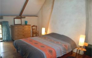 モエラン・シュル・メールにあるStunning Home In Moelan Sur Mer With 3 Bedroomsのベッドルーム1室(ベッド1台、ドレッサー、ランプ2つ付)
