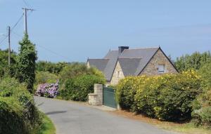 Penvénanにある3 Bedroom Lovely Home In Penvenanの道路脇の柵付き家