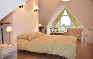 Penvénanにある3 Bedroom Lovely Home In Penvenanのベッドと椅子と窓のある寝室