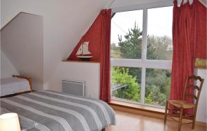 Penvénanにある3 Bedroom Lovely Home In Penvenanのベッドと大きな窓のある寝室 +22枚の写真