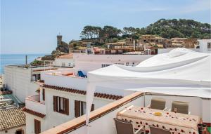 widok na dachy budynków i ocean w obiekcie 2 Bedroom Amazing Apartment In Tossa De Mar w Tossa de Mar