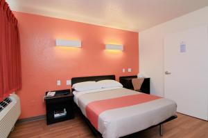 Postel nebo postele na pokoji v ubytování Motel 6 Old town Scottsdale Fashion Square
