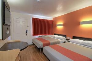 Postel nebo postele na pokoji v ubytování Motel 6 Old town Scottsdale Fashion Square + 22 fotografií