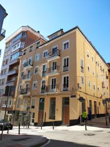 un edificio amarillo en la esquina de una calle en Precioso apartamento en el centro de Santander, en Santander