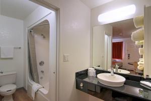 Koupelna v ubytování Motel 6 Old town Scottsdale Fashion Square
