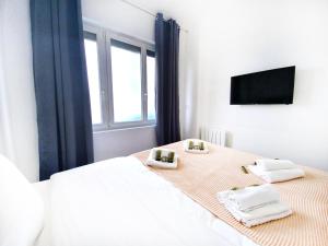 sypialnia z łóżkiem z ręcznikami i oknem w obiekcie Home in Paris - Paris East w Paryżu