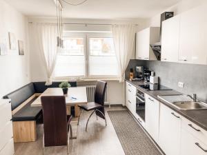 kuchnia ze stołem i krzesłami w pokoju w obiekcie Ferienwohnung Olympia Axams w mieście Innsbruck