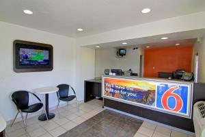 TV a/nebo společenská místnost v ubytování Motel 6 Old town Scottsdale Fashion Square