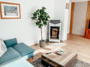 salon z kanapą i kominkiem w obiekcie Ferienwohnung Olympia Axams w mieście Innsbruck