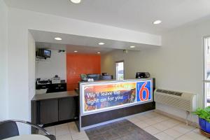 TV a/nebo společenská místnost v ubytování Motel 6 Old town Scottsdale Fashion Square