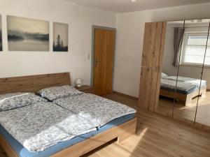 sypialnia z 2 łóżkami i dużym oknem w obiekcie Ferienwohnung Olympia Axams w mieście Innsbruck +20 zdjęć