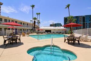 Kolam renang di atau di dekat Motel 6 Old town Scottsdale Fashion Square