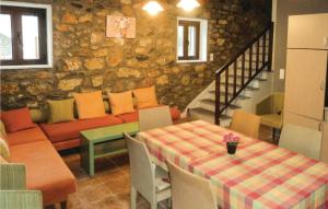 Restoran ili neka druga zalogajnica u objektu Cozy Home In Astros Peleponese With Wifi