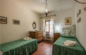 una camera con due letti verdi e una finestra di Travicello 1 a Gambassi