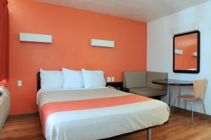 Postel nebo postele na pokoji v ubytování Motel 6 Old town Scottsdale Fashion Square