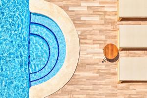 een uitzicht op een zwembad in een huis bij tent Capi Playa in Playa de Palma