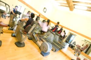 eine Gruppe von Menschen, die in einem Fitnessstudio trainieren in der Unterkunft San Pietro Sopra Le Acque Resort & Spa in Massa Martana