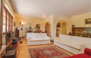 una sala de estar con 2 sofás blancos y una alfombra en Villa Silvana, en Pesaro