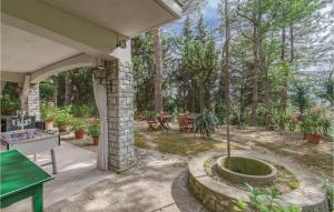 un patio al aire libre con una mesa y una fuente en Villa Silvana, en Pesaro