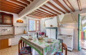 cocina con mesa, sillas y nevera en Casa Firma en Casoli