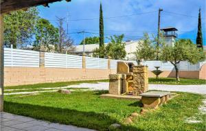 Κήπος έξω από το Cozy Home In Vauvert With Wifi