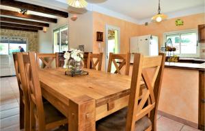 Η κουζίνα ή μικρή κουζίνα στο Cozy Home In Vauvert With Wifi