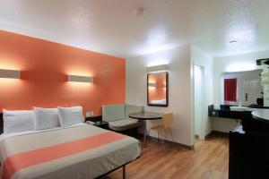 Postel nebo postele na pokoji v ubytování Motel 6 Old town Scottsdale Fashion Square