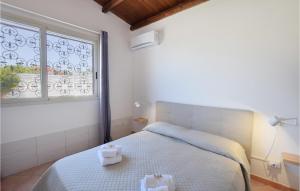 ein Schlafzimmer mit einem Bett mit zwei Handtüchern darauf in der Unterkunft Casa Del Mar in Marina di Ragusa