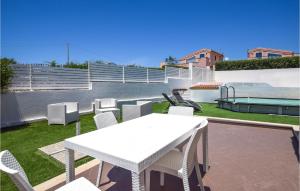 ein weißer Tisch und Stühle auf einer Terrasse in der Unterkunft Casa Del Mar in Marina di Ragusa + 12 Fotos