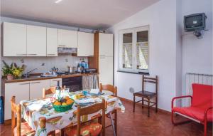 uma cozinha e sala de jantar com mesa e cadeiras em Pian Dellaia 2 em Bracco