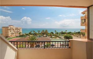 Stunning Apartment In Torrevoieja-la Mata With 2 Bedrooms And Wifiにあるバルコニーまたはテラス