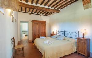 - une chambre avec un grand lit dans l'établissement Schivanoia 2, à Bagno Vignoni