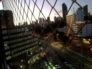 Una vista de una ciudad de noche con edificios. en Apartamento em Ondina, en Salvador