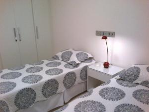 sypialnia z 2 łóżkami i stołem z lampką w obiekcie Apartamento em Ondina w mieście Salvador
