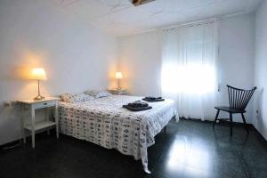 a bedroom with a bed and a desk and a window at Apartamento con increíbles vistas y terraza in Girona