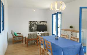 トッサ・デ・マールにある2 Bedroom Amazing Apartment In Tossa De Marのダイニングルーム(青いテーブルと椅子付)