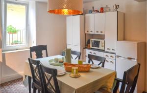 eine Küche mit einem Tisch und Stühlen sowie ein Esszimmer in der Unterkunft 2 Bedroom Nice Home In Saint-gervais-sur-mare in Saint-Gervais-sur-Mare