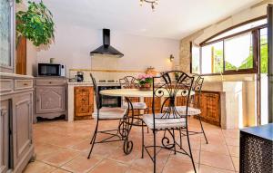 Dapur atau dapur kecil di Gorgeous Home In Boulbon With Kitchen
