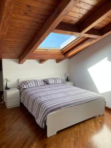 a bedroom with a bed with a window at Casa Vacanze Arya in Capo dʼOrlando