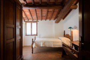 a bedroom with a bed and a window at Agriturismo fringuello - Sofora in Cortona