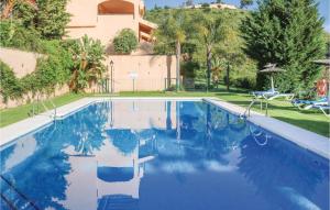 Bazén v ubytovaní Cozy Apartment In Marbella With Wifi alebo v jeho blízkosti