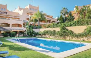 Bazén v ubytovaní Cozy Apartment In Marbella With Wifi alebo v jeho blízkosti