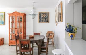 Un comedor con mesa y sillas en Pet Friendly Apartment In Tossa De Mar, en Tossa de Mar