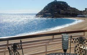 Un balcón con vistas a la playa y al océano. en Pet Friendly Apartment In Tossa De Mar, en Tossa de Mar