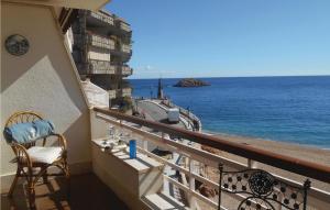 un balcón con vista al mar en Pet Friendly Apartment In Tossa De Mar, en Tossa de Mar